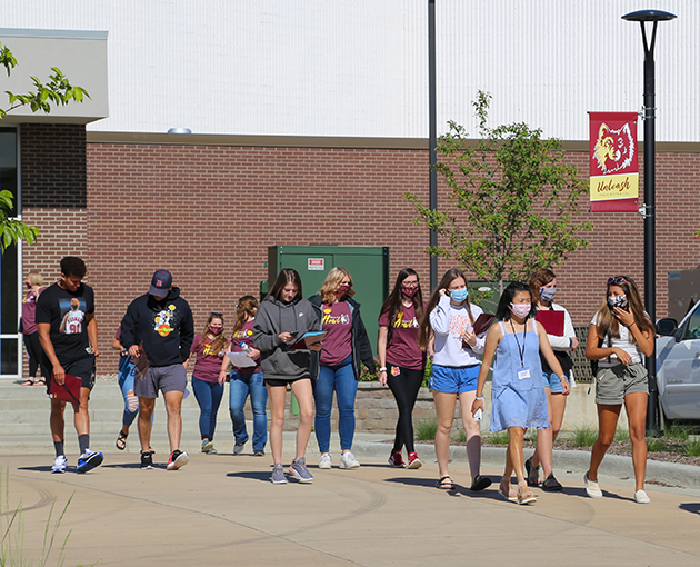  A group of prospective students tours campus