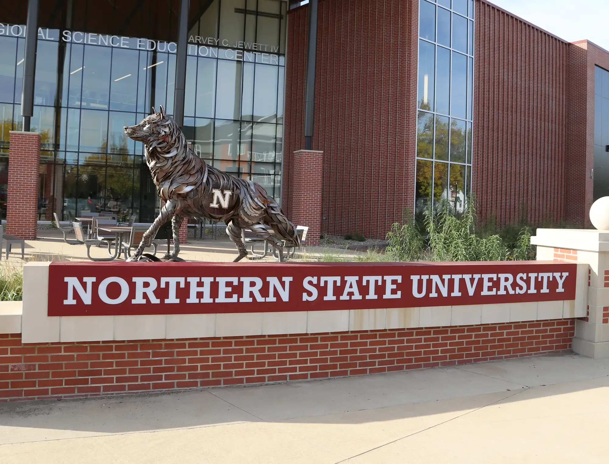 Northern-Wolve-Statue